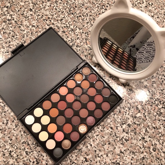 Eyeshadow Pallet - Picture 2 of 3